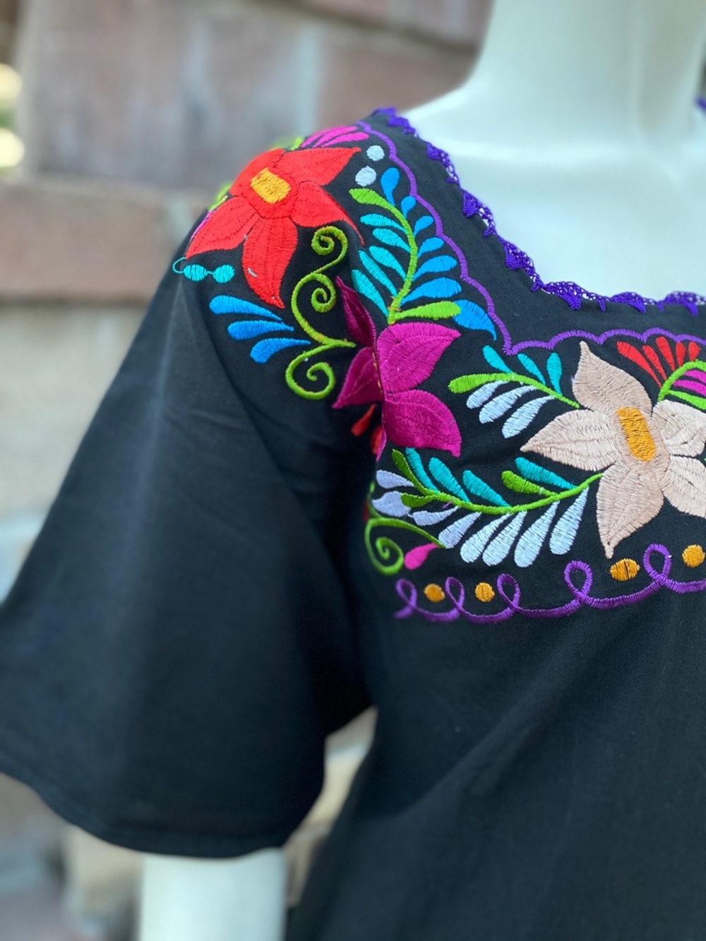 Traditional Mexican embroidered dress - Picture 4 of 7